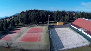 Camping Almtal - Tennisplatz und Volleyballplatz auf dem Campingplatz