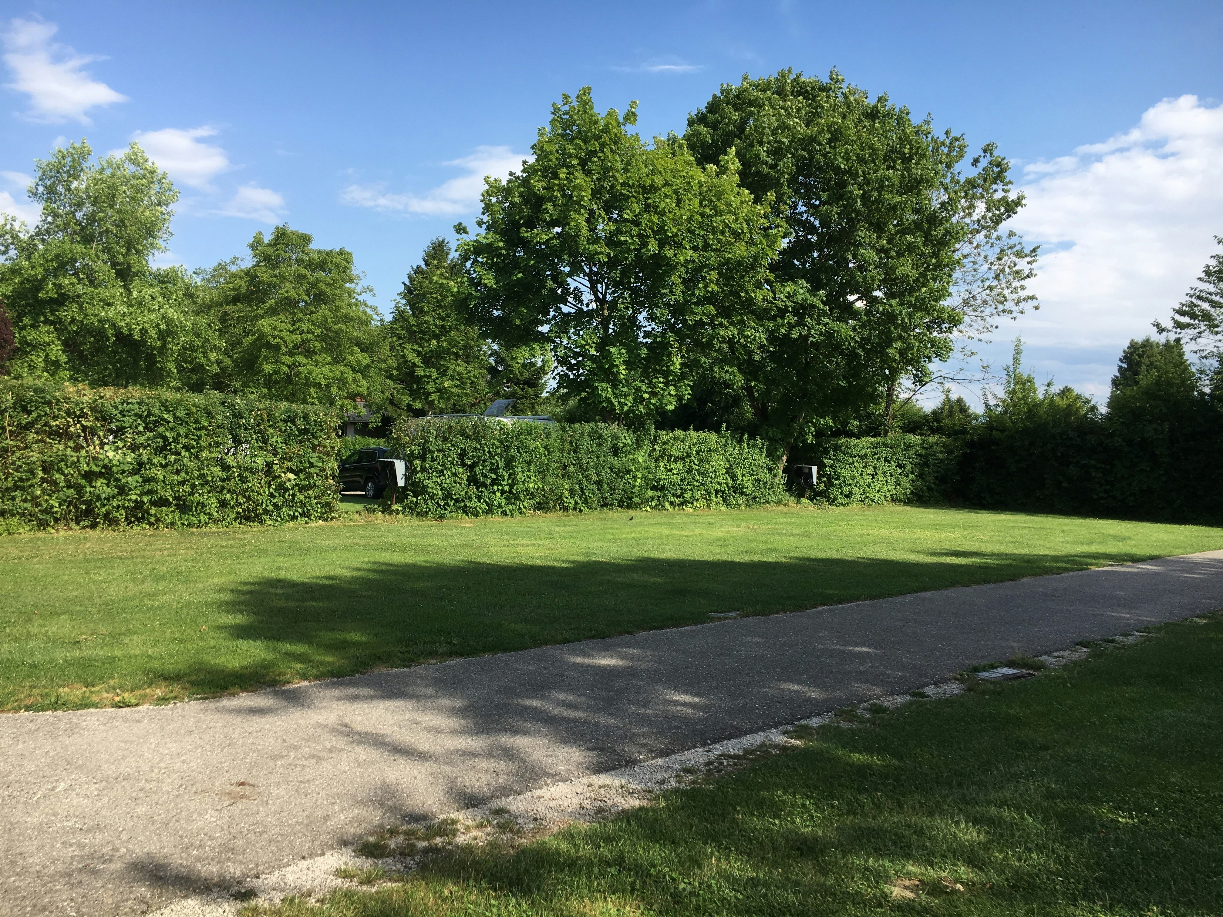 Camping Almtal - Wohnmobil- und  Wohnwagenstellplätze auf der Wiese auf dem Campingplatz