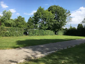 Camping Almtal - Wohnmobil- und Wohnwagenstellplätze auf der Wiese auf dem Campingplatz
