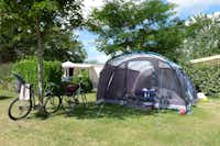 Camping Aloé  - Zelt und Fahrräder aufdem Wohnwagen- und Zeltstellplatz vom Campingplatz