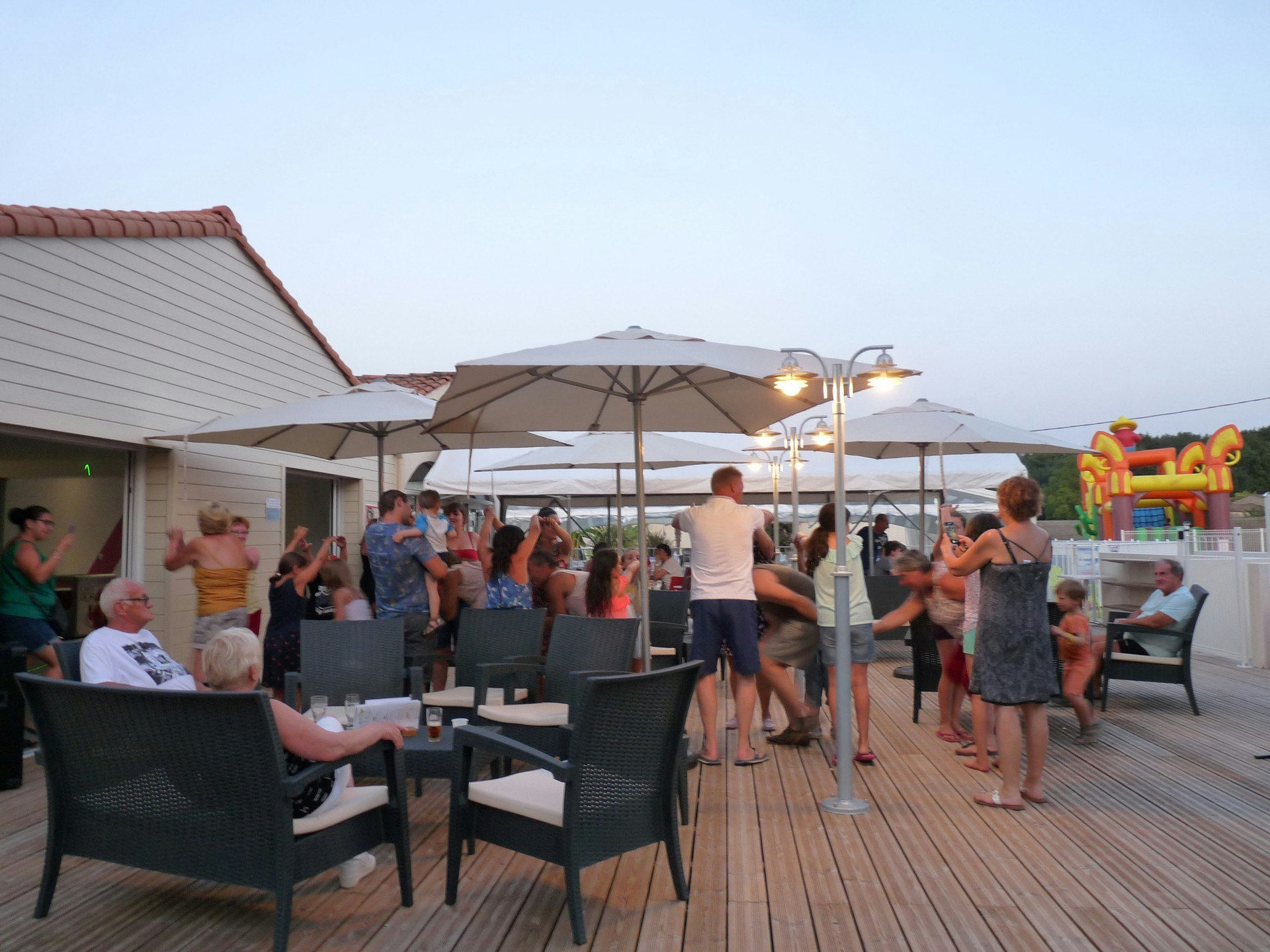 Camping Paradis Aloé  Camping Aloé  - Restaurant mit Terrasse auf dem Campingplatz