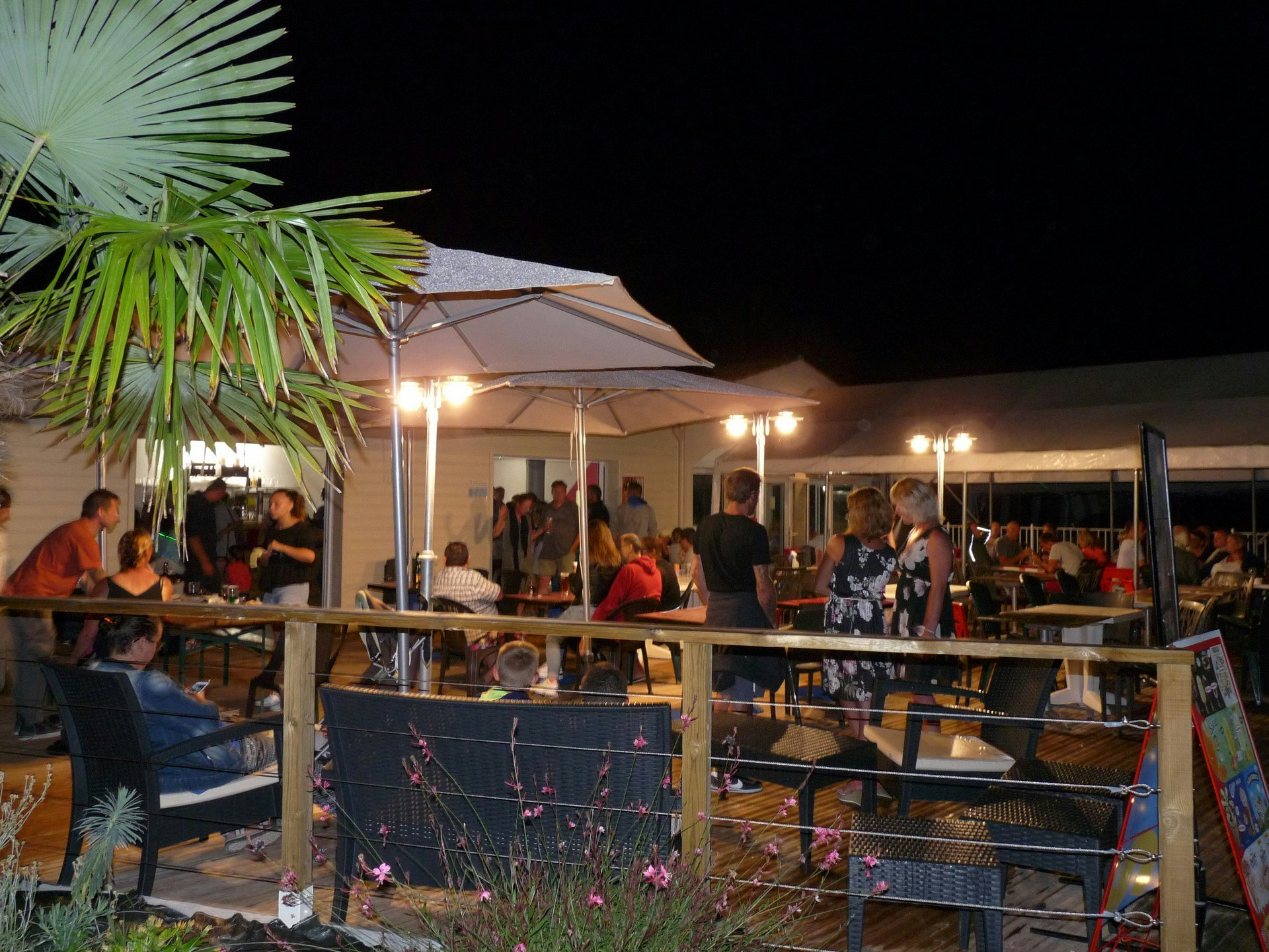 Camping Paradis Aloé  Camping Aloé  - Restaurant mit Terrasse auf dem Campingplatz bei Nacht