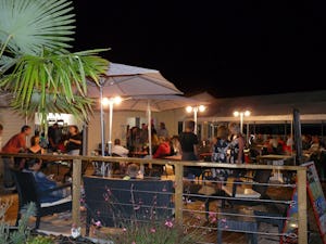 Camping Paradis Aloé Camping Aloé - Restaurant mit Terrasse auf dem Campingplatz bei Nacht