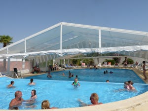 Camping Paradis Aloé Camping Aloé - Pool mit Überdachung auf dem Campingplatz