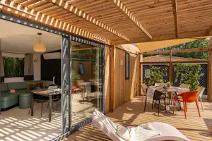 Yelloh! Village Aloha - Außenansicht eines Mobilheims mit Terrasse