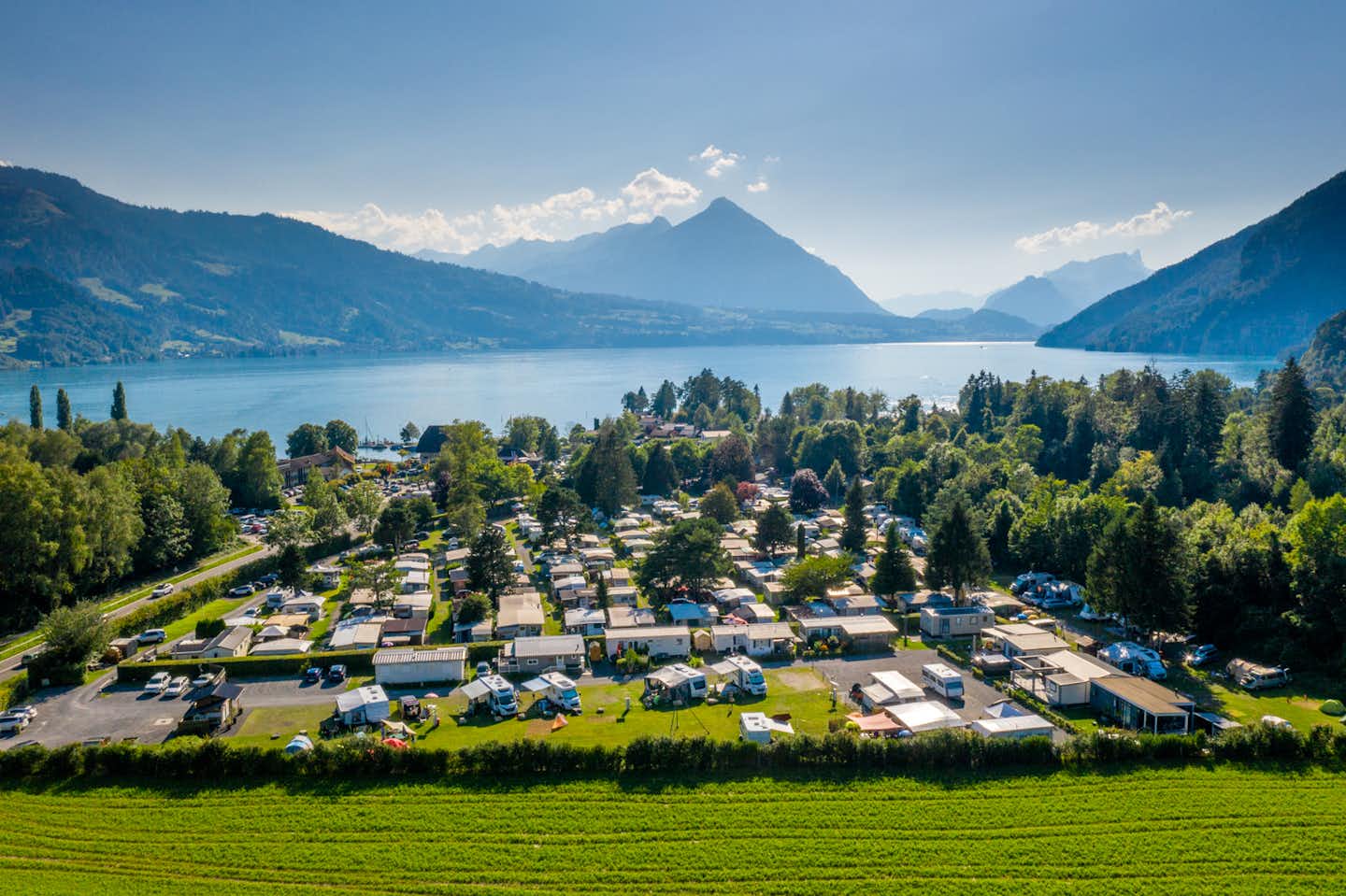 Camping Alpenblick  -  Luftaufnahme vom Campingplatz am See
