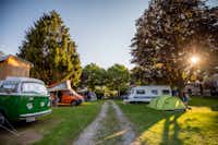 Camping Alpenblick  -  Wohnwagen, Wohnmobile und Zelte auf grüner Wiese vom Campingplatz