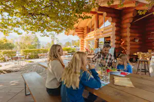 Camping Alpenblick - Familie auf Terrasse vom Restaurant des Campingplatzes