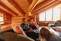 Camping Alpenblick  - Familie im Aufenthaltsraum vom Campingplatz