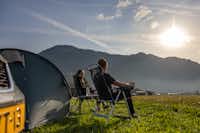 Camping Alpendorf - Camper beim Entspannen auf der Zeltwiese