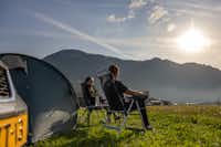 Camping Alpendorf - Camper beim Entspannen auf der Zeltwiese