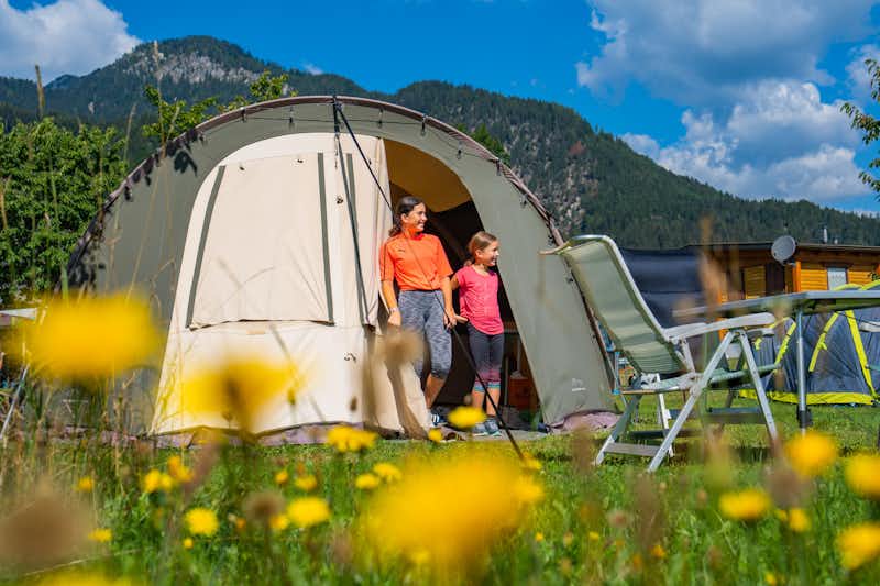 Camping Alpendorf - Camper im Zelt in grüner Umgebung