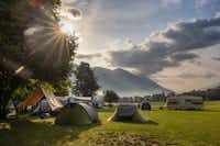Camping Alpendorf - Zeltplätze auf grüner Wiese