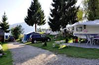 Camping Alpenfreude - Wohnwagenstellplätze umringt von Bäumen 