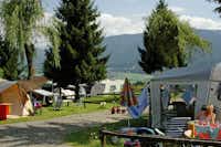 Camping Alpenfreude - Wohnwagenstellplätze und Zeltplätze umringt von Bäumen 