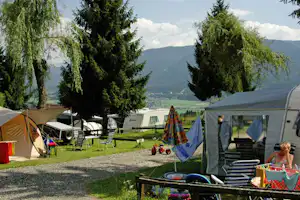 Camping Alpenfreude - Wohnwagenstellplätze und Zeltplätze umringt von Bäumen