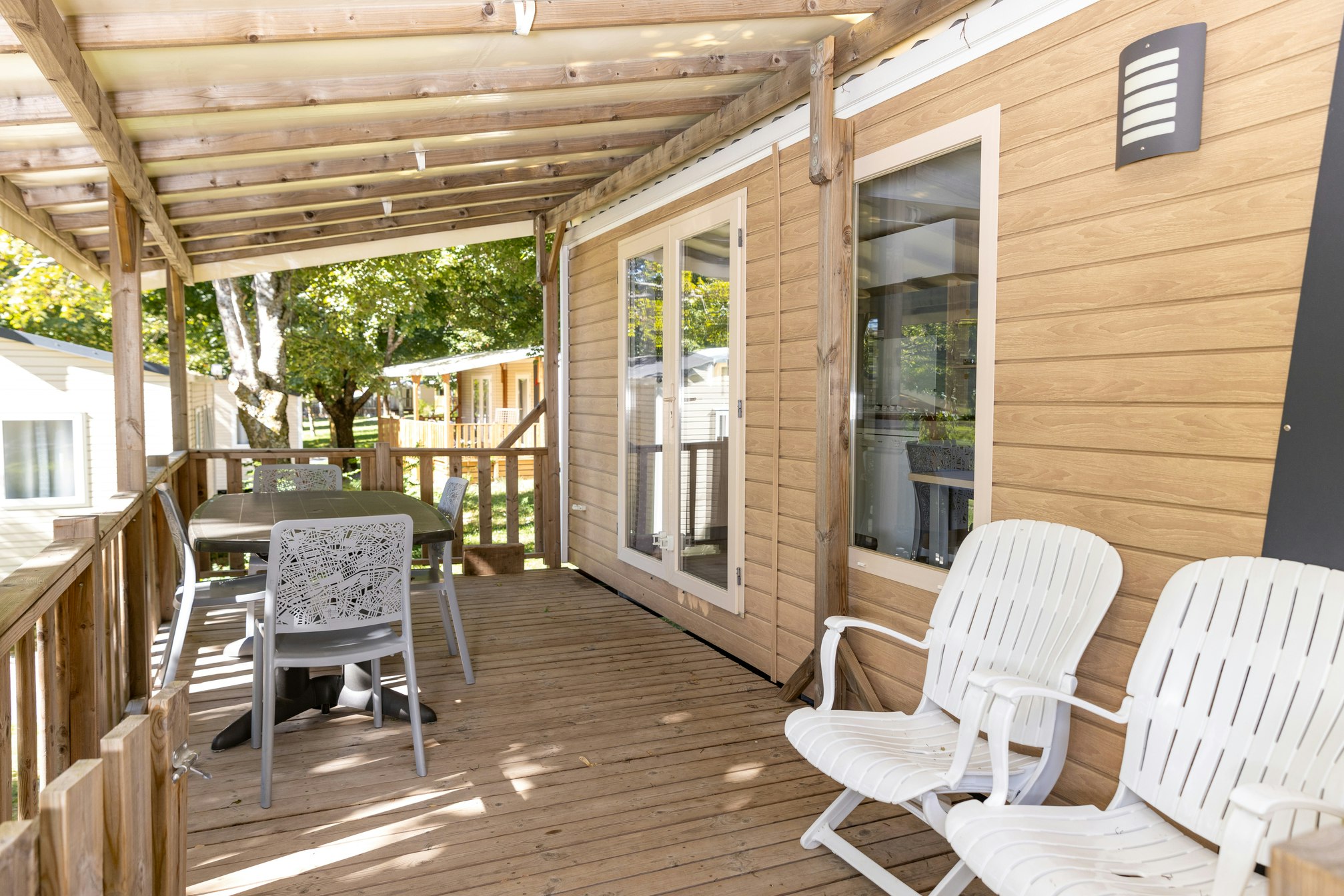 Camping Alpes Dauphiné  - Mobilheim mit Terrasse auf dem Campingplatz