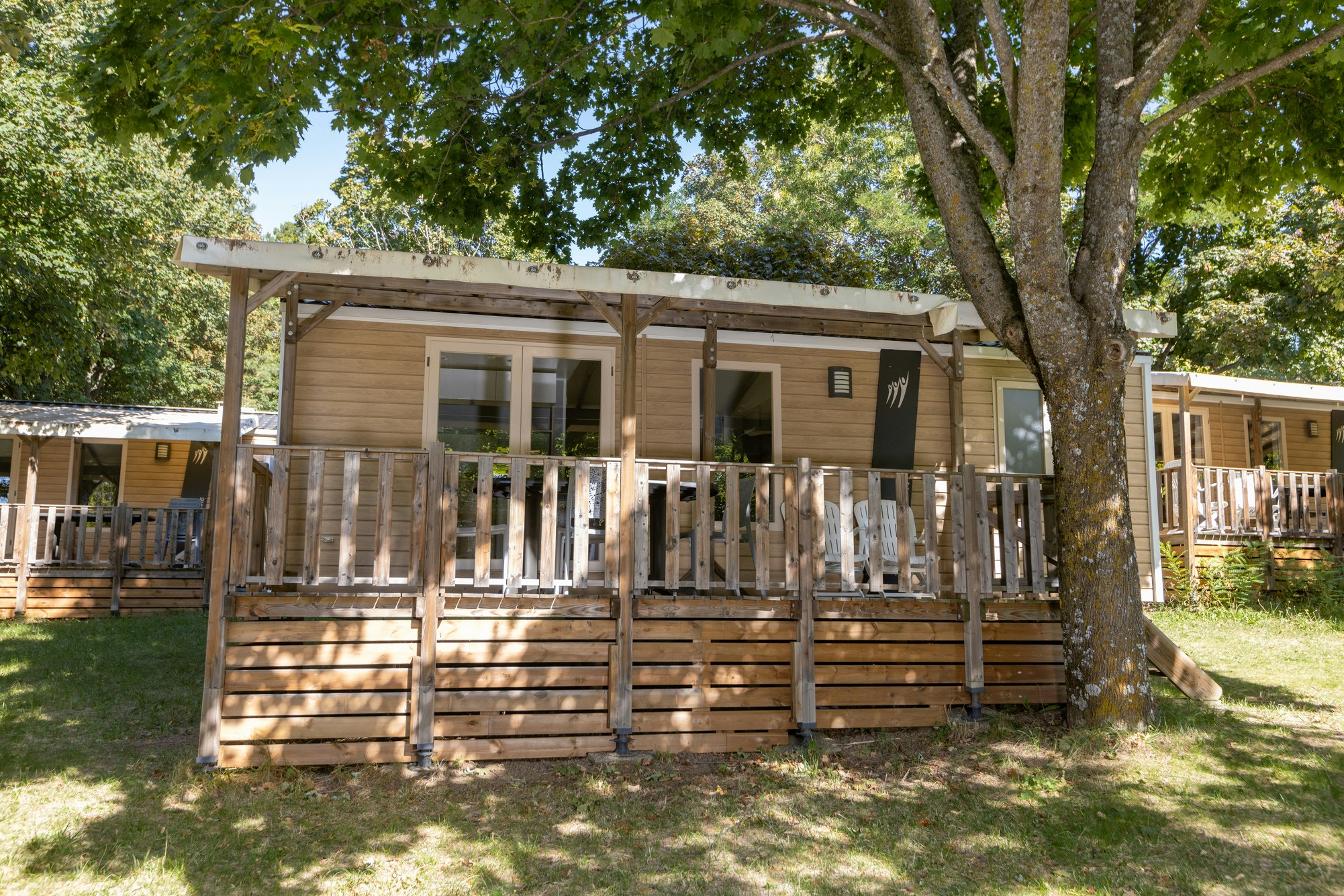 Camping Alpes Dauphiné  - Mobilheim mit Terrasse auf dem Campingplatz
