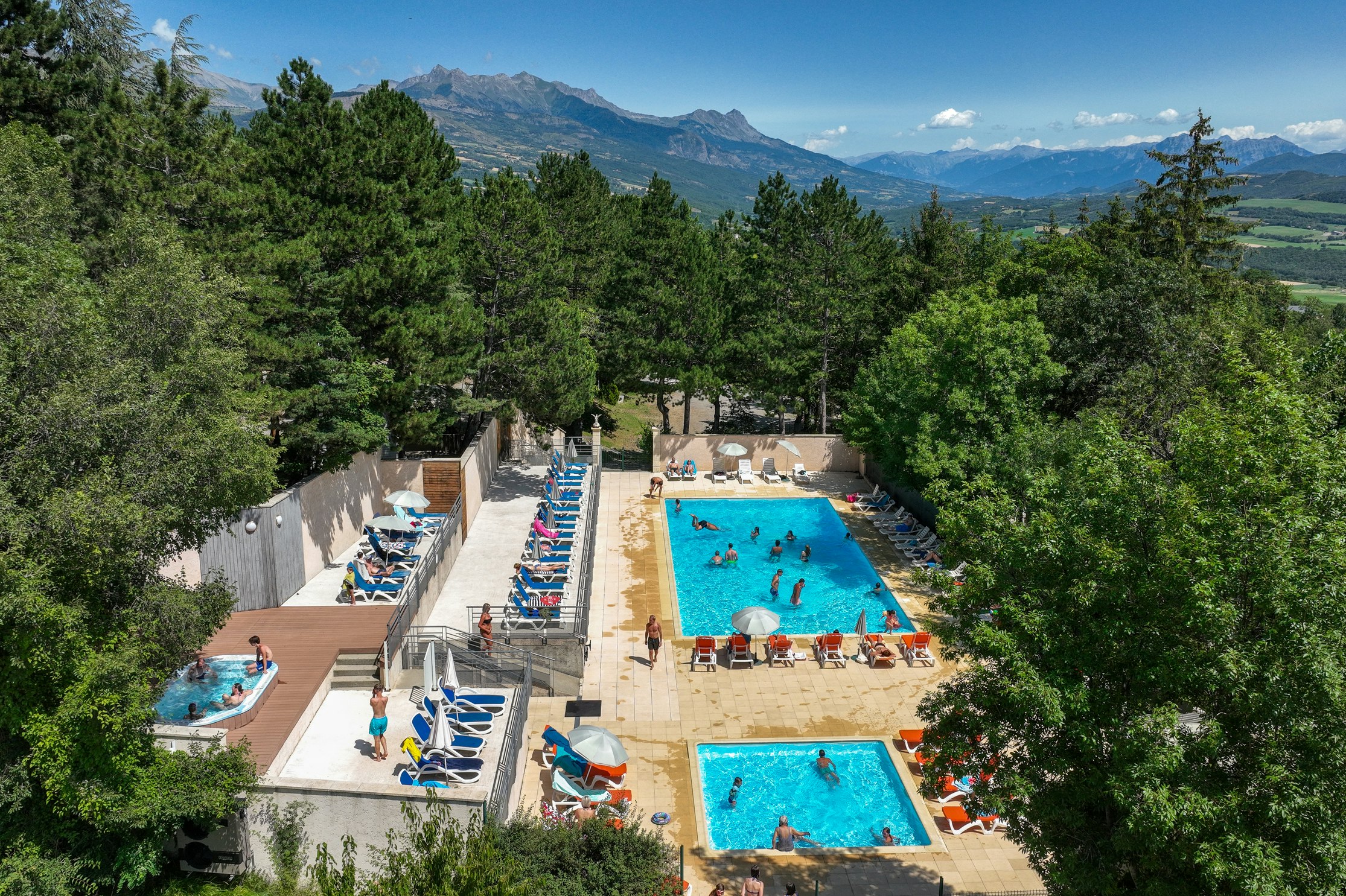 Camping Alpes Dauphiné  - Pool im Freien mit Liegestühlen und Sonnenschirmen