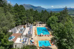 Camping Alpes Dauphiné - Pool im Freien mit Liegestühlen und Sonnenschirmen