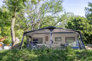 Camping Alpes Dauphiné - Standplätze zwischen den Bäumen auf dem Campingplatz
