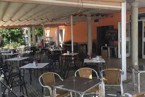 Camping Alpha - Überdachte Terrasse auf dem Campingplatz