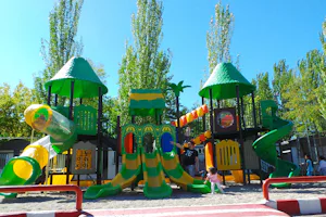 Camping Alpha - Kinderspielplatz auf dem Campingplatz mit Rutschen und Klettergerüst