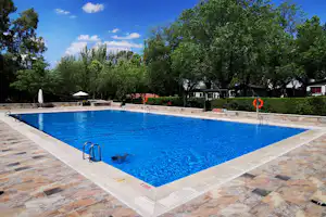 Camping Alpha - Pool im Freien auf dem Campingplatz