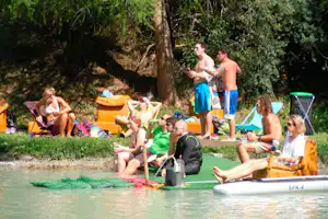 Camping Alphubel - Camper in und am Wasser in der Nähe des Campingplatzes