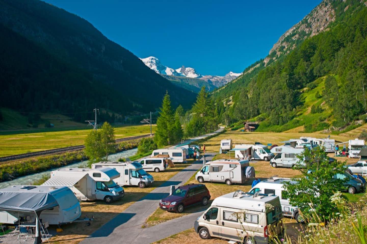 Camping Alphubel - Luftaufnahme auf den Wohnwagen- und Zeltstellplatz mit den Alpen im Hintergrund