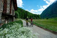 Camping Alphubel - Radler auf einem Radweg in den Alpen in der Nähe des Campingplatzes