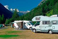 Camping Alphubel - Wohnmobile auf Stellplätzen mit den Alpen im Hintergrund