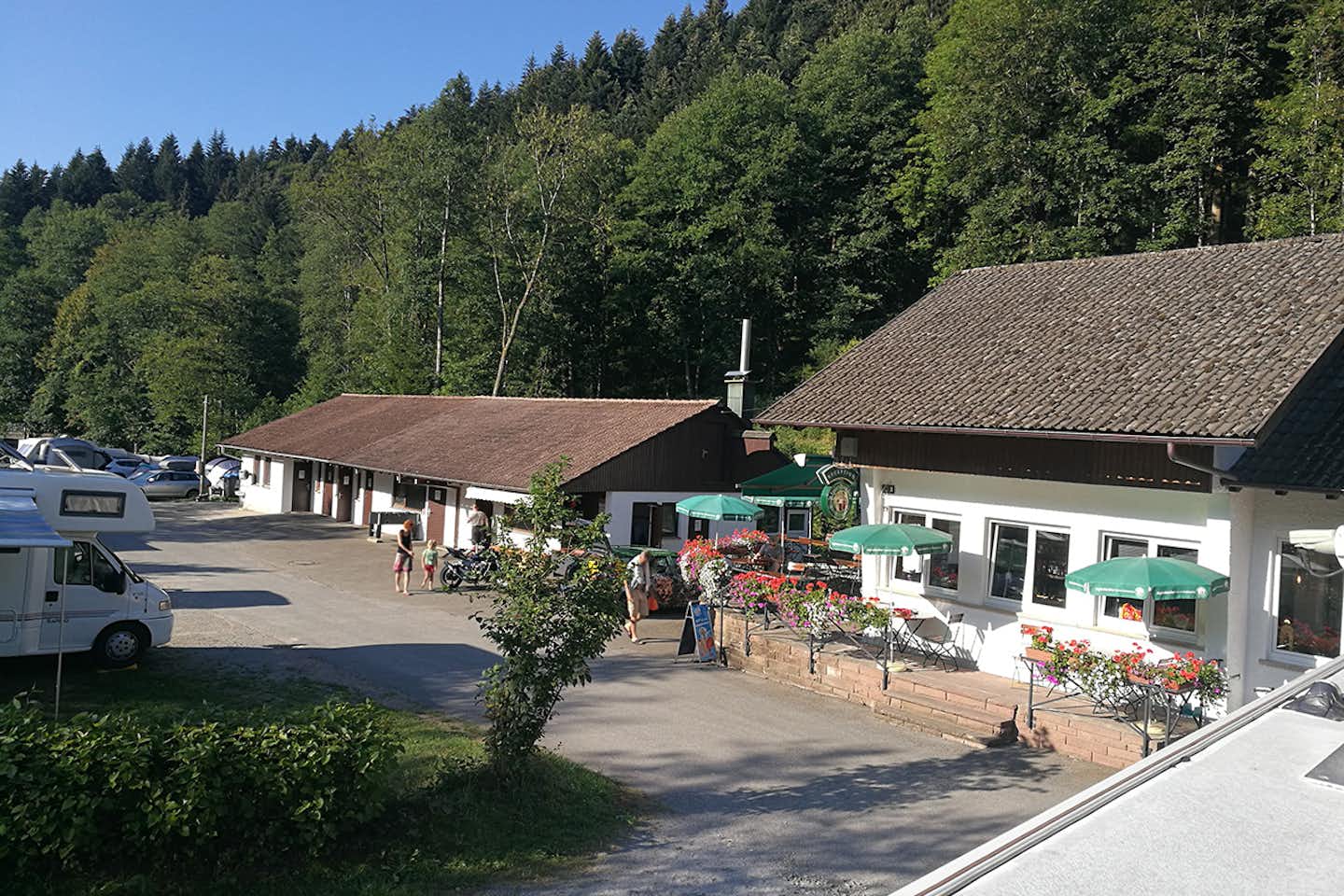Camping Alpirsbach  -  Sanitärgebäude,  Rezeption und Restaurant auf dem Campingplatz
