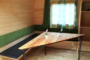 Camping Alpirsbach - Esstisch im Mobilheim vom Campingplatz