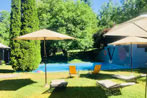 Camping Alta Ribagorça - Pool mit Liegestühlen und Sonnenschirmen auf dem Campingplatz