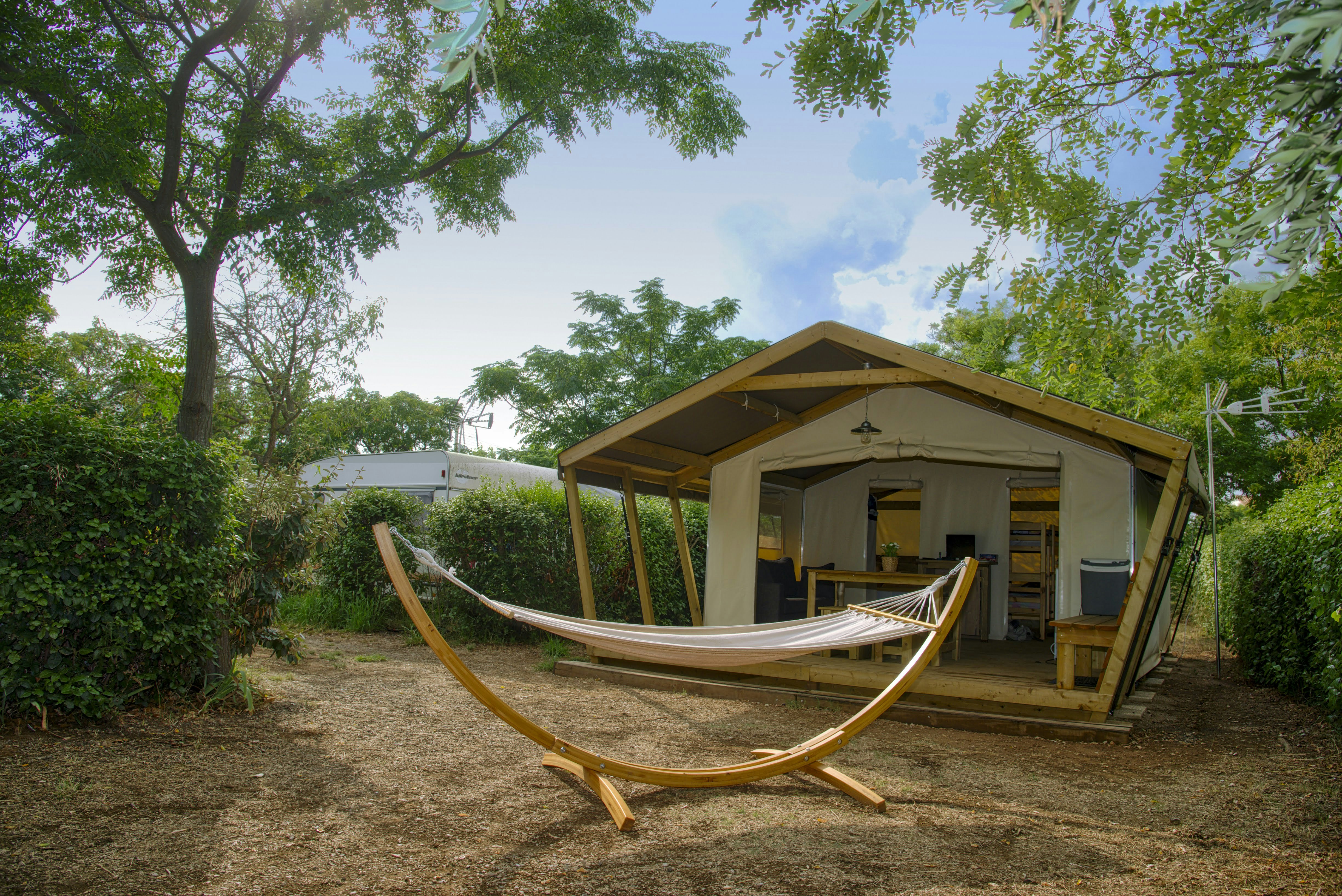 Flower Camping Altéa Flower - Blick auf ein Glamping-Zelt mit Hängematte