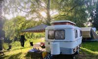 Camping Altenburschla - wohnwagen im Schatten der Bäume