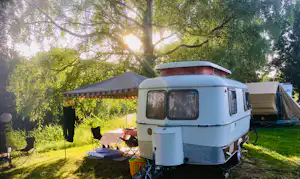 Camping Altenburschla - wohnwagen im Schatten der Bäume