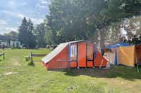 Camping Altenburschla - zeltwiese mit baumen auf dem Campingplatz