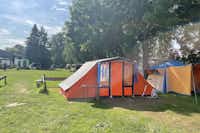 Camping Altenburschla - zeltwiese mit baumen auf dem Campingplatz
