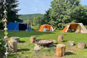 Camping Altenburschla - zeltwiese und Feuerstelle auf dem Campingplatz