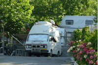 Camping Alto de Viñuelas -  Wohnwagen- und Wohnmobilstellplätzen im Schatten auf dem Campingplatz