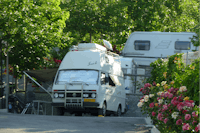 Camping Alto de Viñuelas -  Wohnwagen- und Wohnmobilstellplätzen im Schatten auf dem Campingplatz