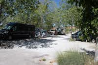 Camping Alto de Viñuelas -  Zelt- und Wohnwagenstellplatz im Schatten der Bäume auf dem Campingplatz-