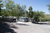 Camping Alto de Viñuelas - Wohnmobilstellplatz im Schatten der Bäume auf dem Campingplatz