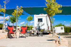 Camping Altomira - überdachter Stellplatz vom Campingplatz