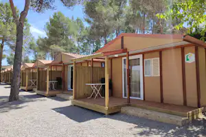 Camping Altomira - Mobilheim mit Terrasse auf dem Campingplatz