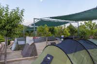 Camping Altomira  - überdachter Zeltplatz vom Campingplatz