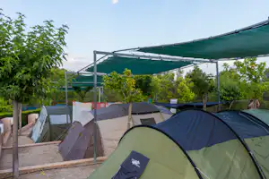 Camping Altomira - überdachter Zeltplatz vom Campingplatz