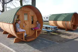 Camping am Allersee - Mobilheime und Picknicktisch vom Campingplatz